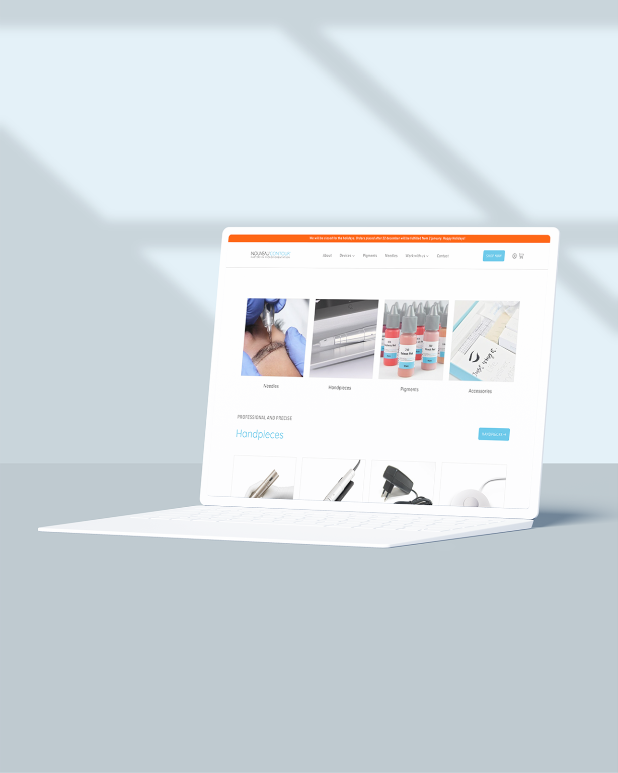 Een laptop met een website voor schoonheidsartikelen van Nouveau Contour rust op een lichtblauw en wit oppervlak, met een ingewikkeld schaduwpatroon op de achtergrond.