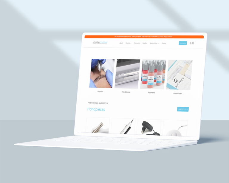 Een laptop met een website voor schoonheidsartikelen van Nouveau Contour rust op een lichtblauw en wit oppervlak, met een ingewikkeld schaduwpatroon op de achtergrond.
