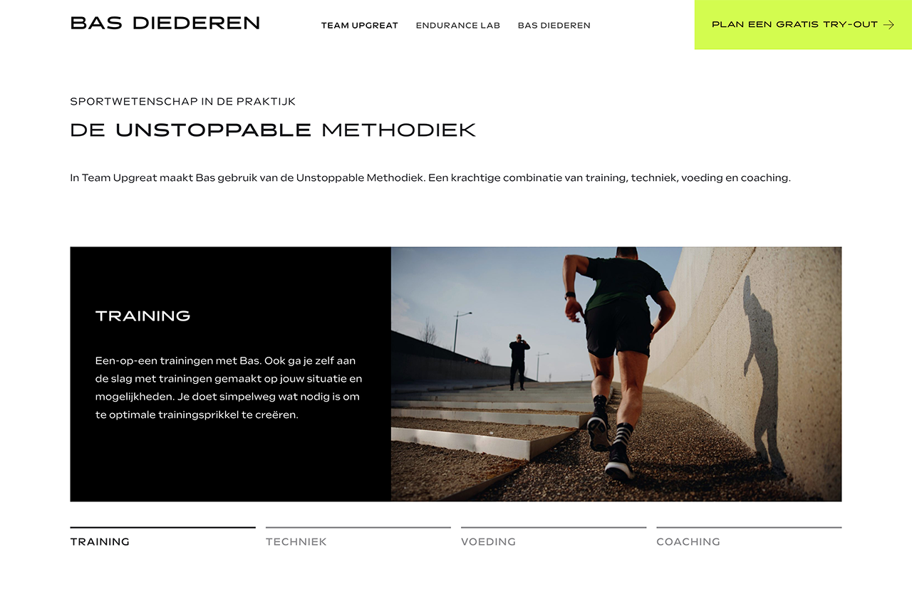 Webpagina van het trainingsprogramma met een triatleet dat de trap oploopt en de geavanceerde coaching- en trainingsmethoden van Bas Diederen laat zien.