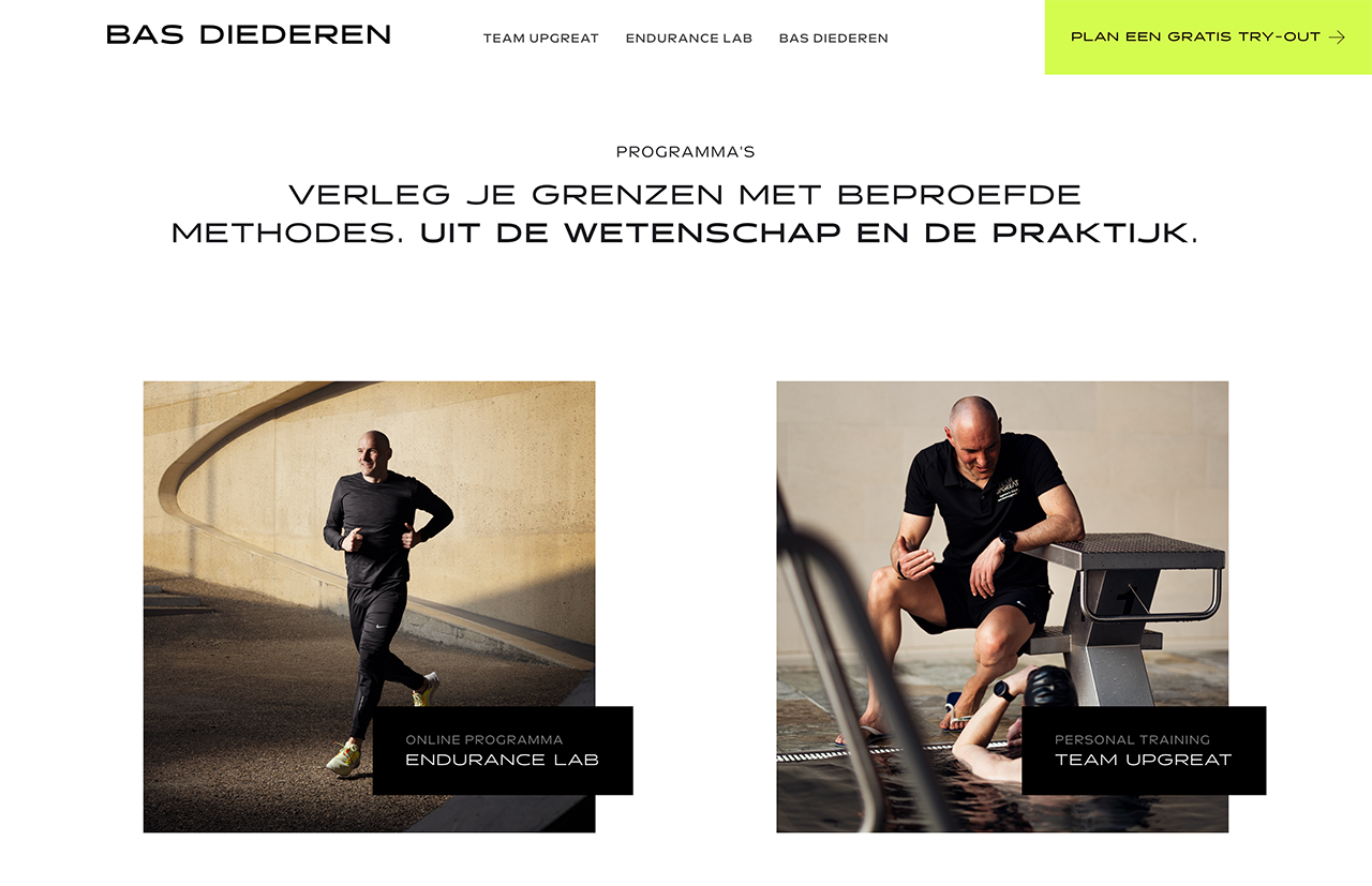 Twee mannen aan het sporten: de een rent buiten, de ander zit bij een zwembad. Tekst in het Nederlands over fitnessprogramma's met inzichten van Triatleet Bas Diederen.