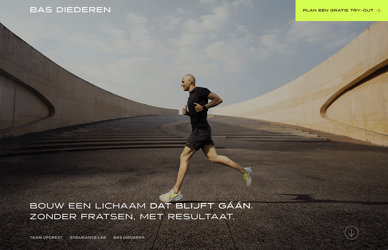 Triatleet Bas Diederen in sportkleding rennend op een moderne buitenbaan met gebogen betonnen wanden; tekstoverlay in het Nederlands.