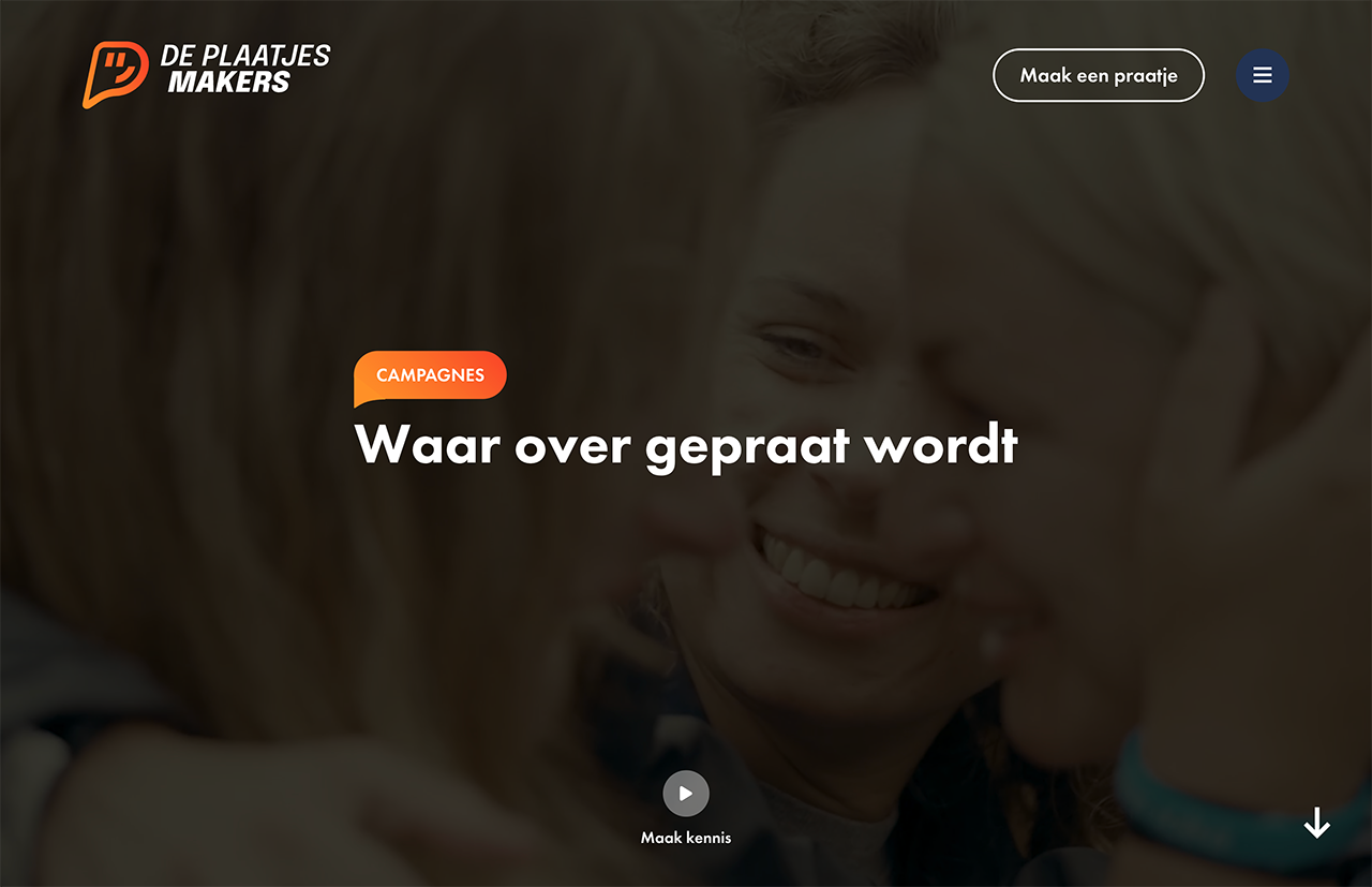 Drie mensen die lachen en hun voorhoofd aanraken met op de voorgrond de tekst "Waar over body wordt", vastgelegd door De Plaatjesmakers.