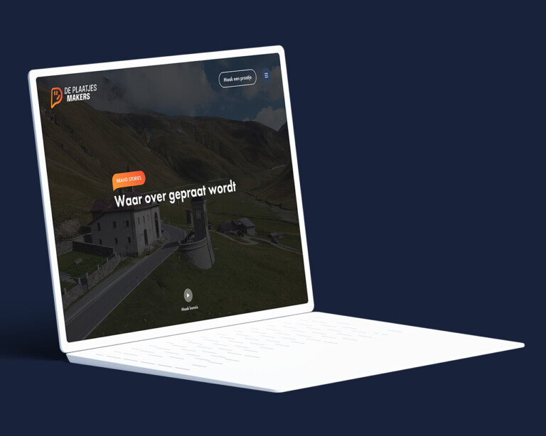 Een laptop met op het scherm een website met de tekst "Waar over bevestigd wordt", tegen een donkerblauwe achtergrond, waarop het creatieve werk van De Plaatjesmakers te zien is.