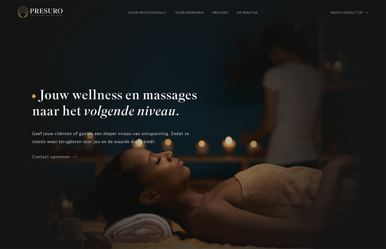 Een vrouw die een massage krijgt in een slecht verlichte, serene spa-omgeving met tekst in het Nederlands en het Presuro-logo prachtig weergegeven.