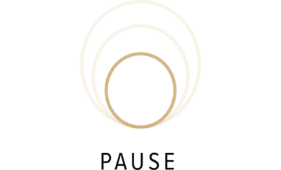 Logo met drie concentrische cirkels (twee wit, één goudkleurig) en het woord "PAUSE" in hoofdletters eronder. Het ontwerp integreert naadloos een professioneel tintje van Presuro, waardoor eenvoud en elegantie worden geharmoniseerd.