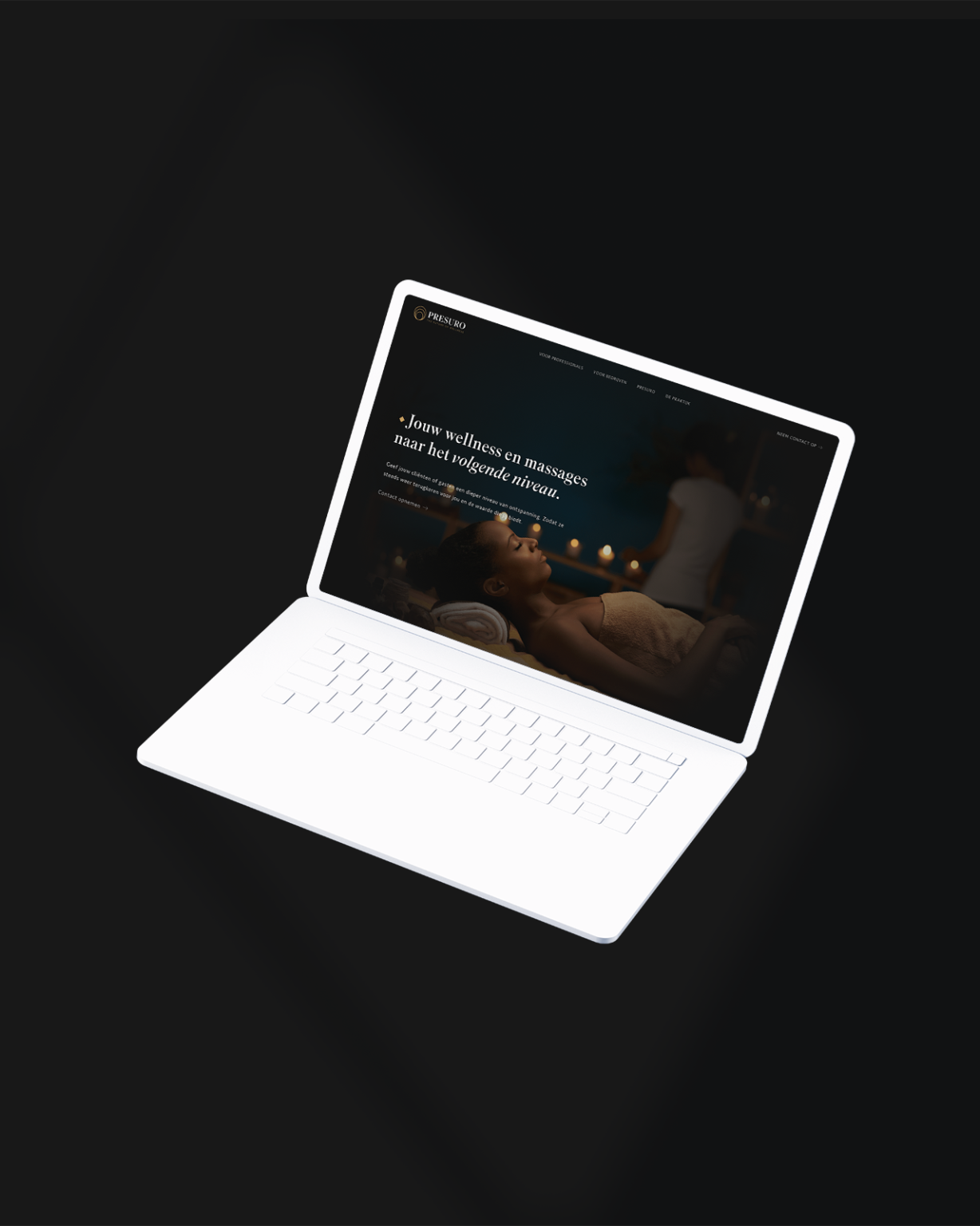 Een witte laptop, die de Presuro wellness-website op het scherm weergeeft, staat tegen een strakke zwarte achtergrond.