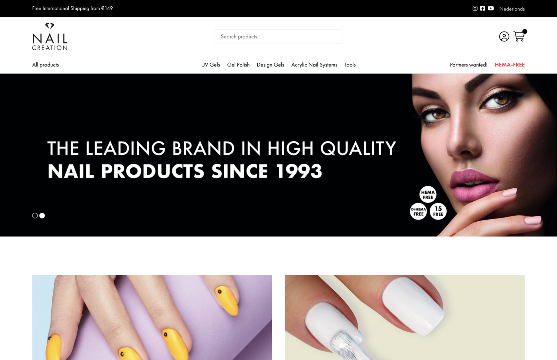 Schermafbeelding van de startpagina van een website met nagelproducten, modellen die pronken met hun gemanicuurde nagels en tekst over de kwaliteit van het merk en de uitzonderlijke nagelcreatie.