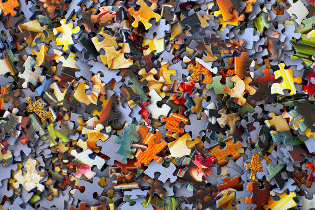 Een stapel kleurrijke puzzelstukjes, willekeurig verspreid, die lijken op een SEA-strategiekaart die wacht om in elkaar te worden gezet.