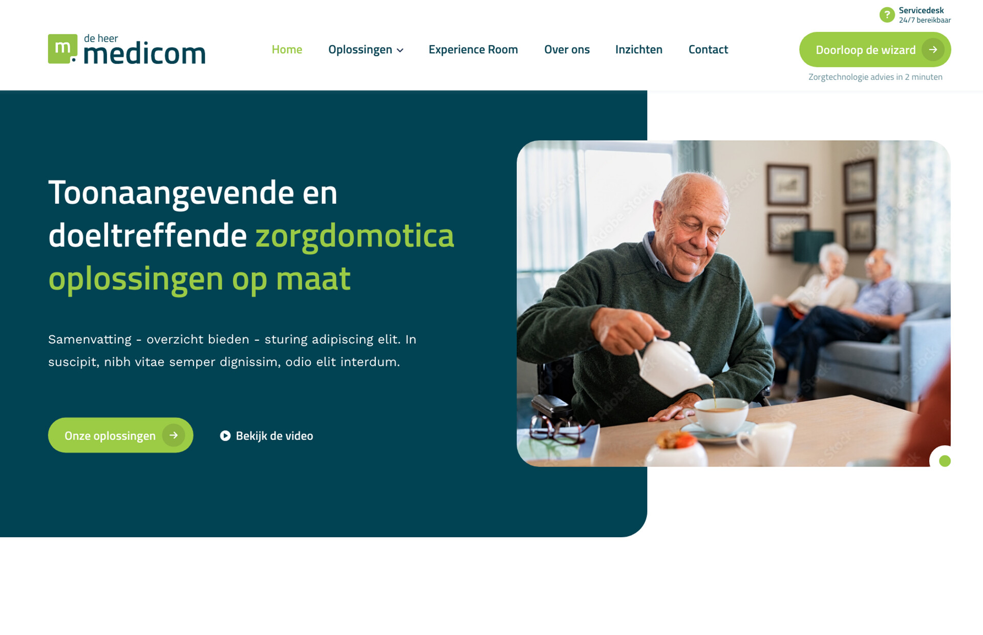 Een oudere man schenkt thee in terwijl een andere man en vrouw op de achtergrond in een thuissituatie praten.
