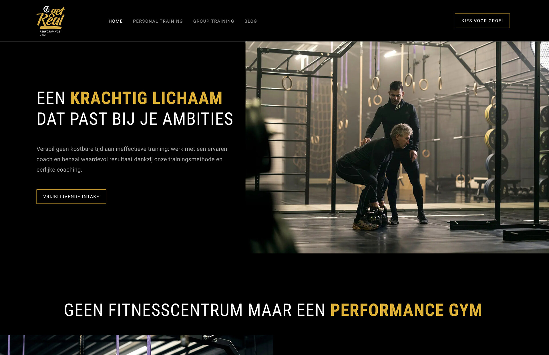 Een persoon die gewichten heft onder begeleiding van een trainer in een sportschool met ringen en fitnessapparatuur.