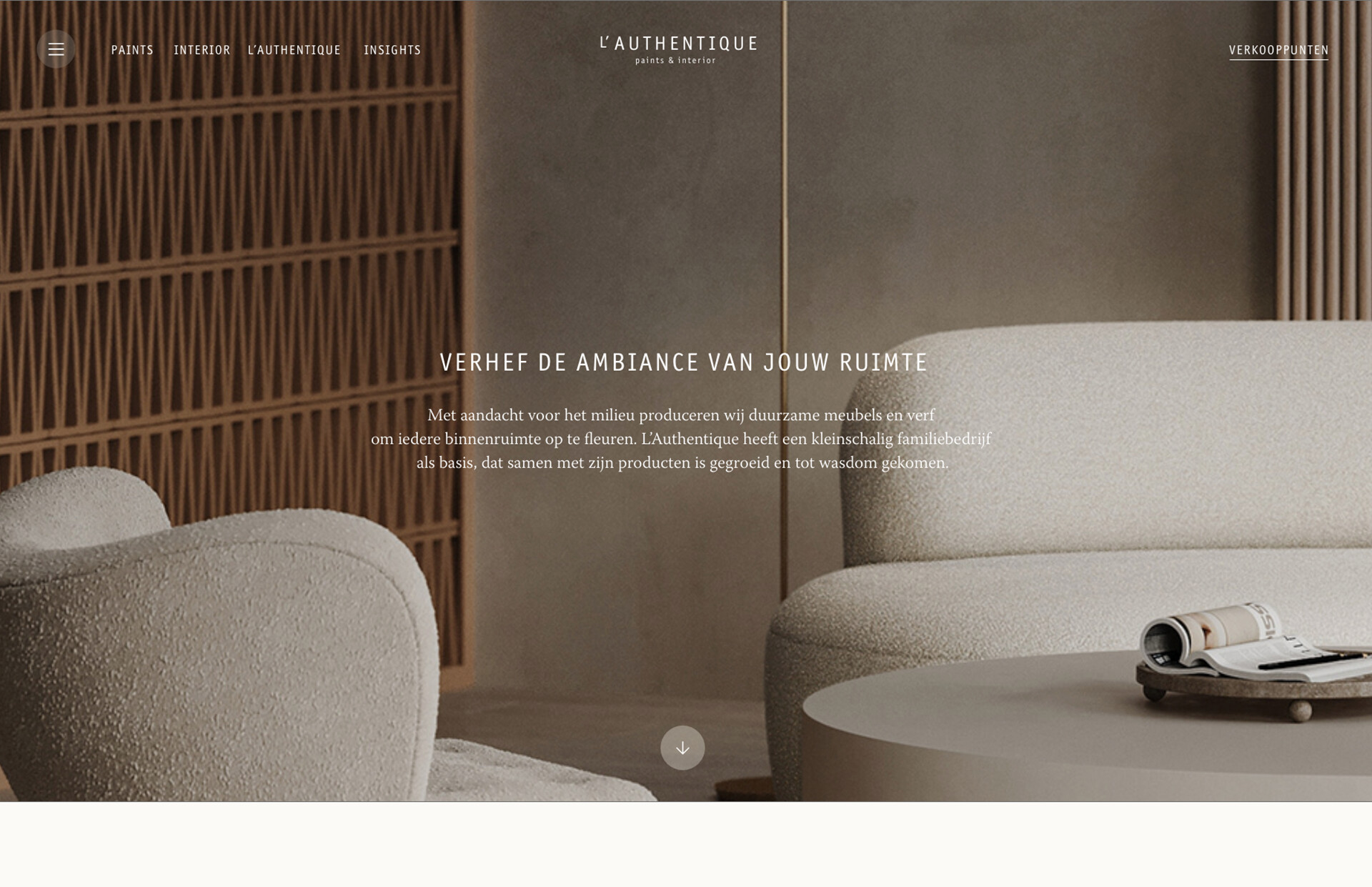 Een gezellig modern interieur met gebogen stoelen, een ronde tafel en houten lambrisering. Tekstoverlay ter promotie van een designmerk.