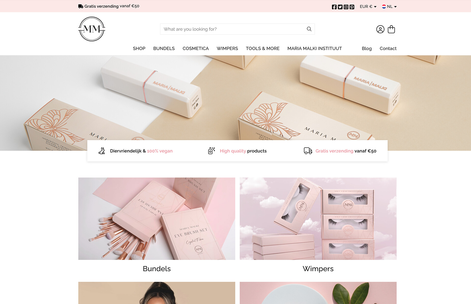 Een elegant ontworpen webpagina waarop de cosmetische producten van Maria Nila in een verfijnde verpakking worden getoond.