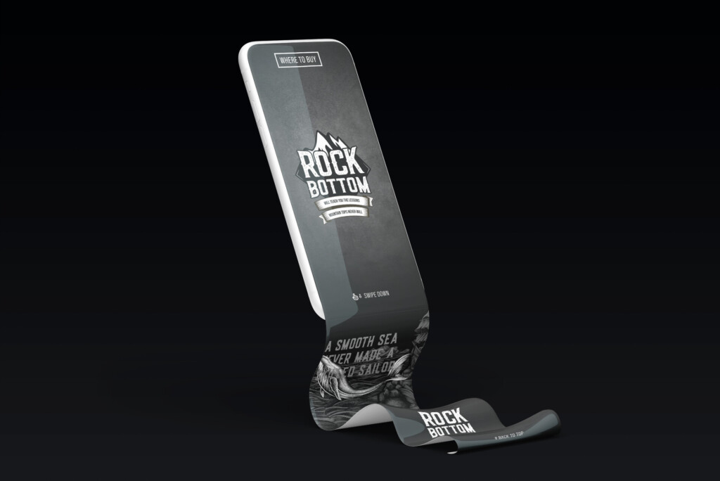 Telefoon met 'Rock Bottom'-logo en de quote 'A Smooth Sea Never Made a Skilled Sailor', weergegeven op een uitschuifbaar gebogen scherm in zwart, ideaal voor uw strakke website van één pagina.