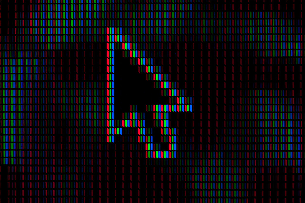 Een gepixelde computermuiscursor zweeft over een levendige digitale schermachtergrond en biedt subtiele hints en tips voor online adverteren, zodat u uw weg kunt vinden in de kleurrijke wereld van digitale marketing.