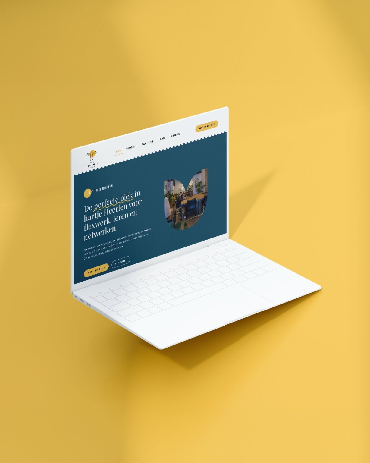 Witte laptop met een gele achtergrond met daarop een Nederlandse website met tekst en een afbeelding van een gezellige binnenruimte, verwijzend naar toekomstige trends in interieurdesign in Brunssum.
