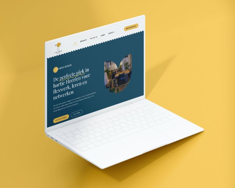 Witte laptop met een gele achtergrond met daarop een Nederlandse website met tekst en een afbeelding van een gezellige binnenruimte, verwijzend naar toekomstige trends in interieurdesign in Brunssum.