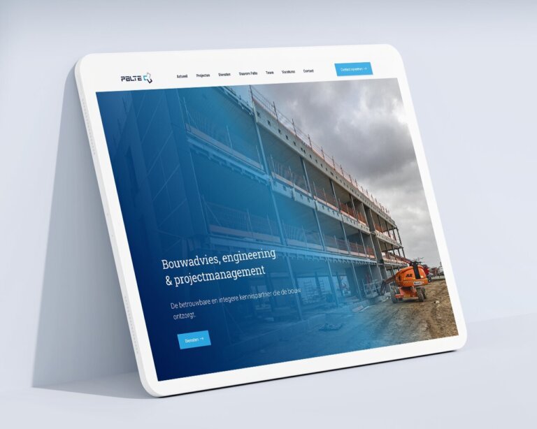Tablet met een bouwmanagementwebsite voor Palte B.V. met een bouwterrein en zware machines op het scherm.