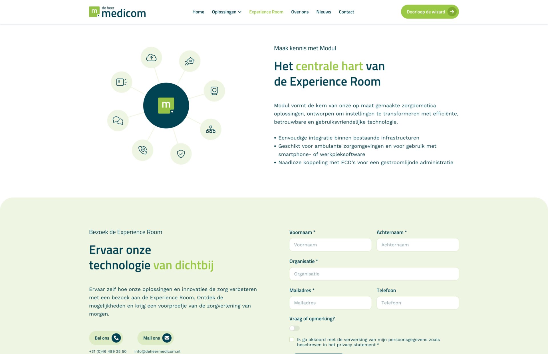 Screenshot van een webpagina in het Nederlands met details over de Experience Room en een contactformulier voor OmniCare's MedicoM, met prominent De Heer Medicom op de voorgrond.