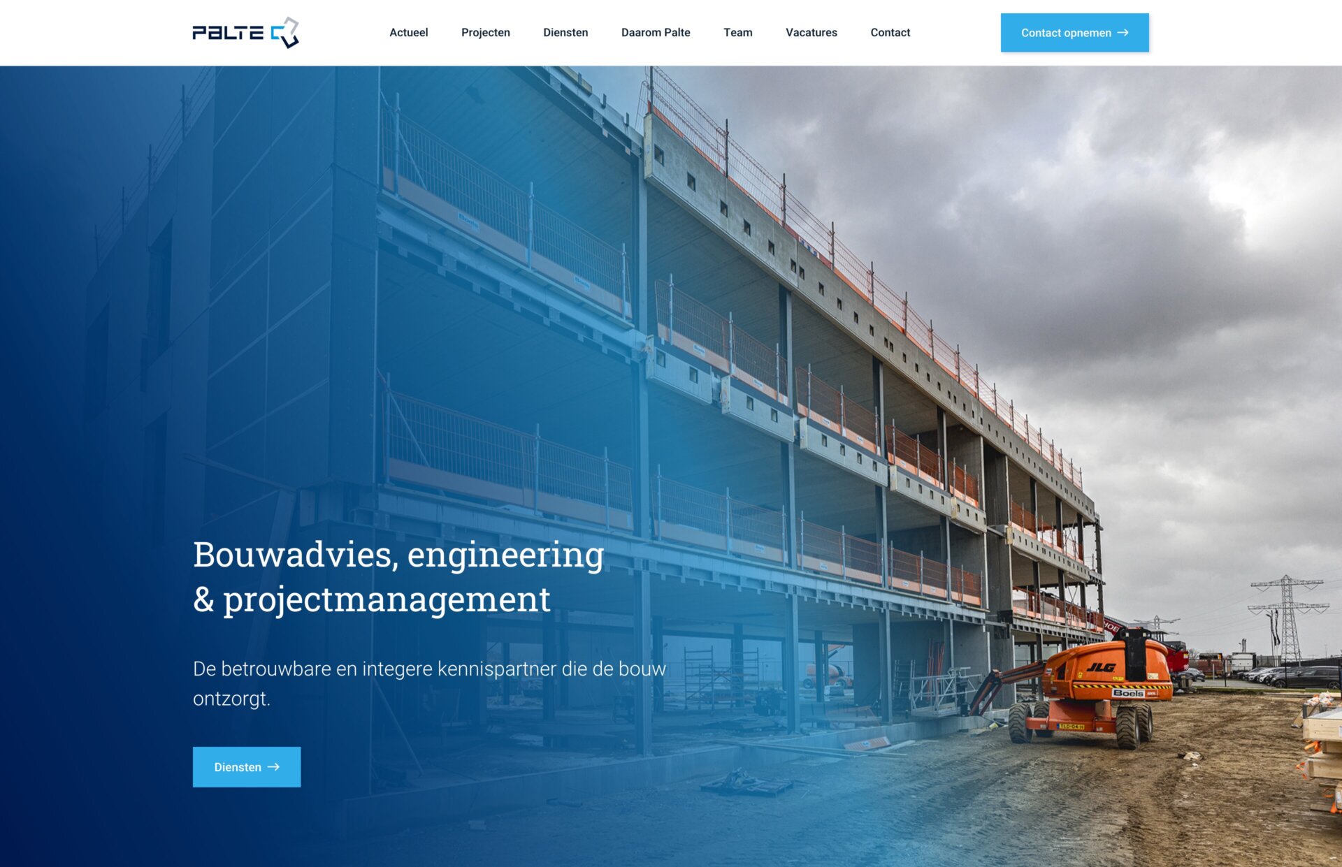 Een gebouw met meerdere verdiepingen in aanbouw met een bewolkte hemel, zware machines met het Palte B.V.-logo op de voorgrond en tekstoverlay aan de linkerkant.