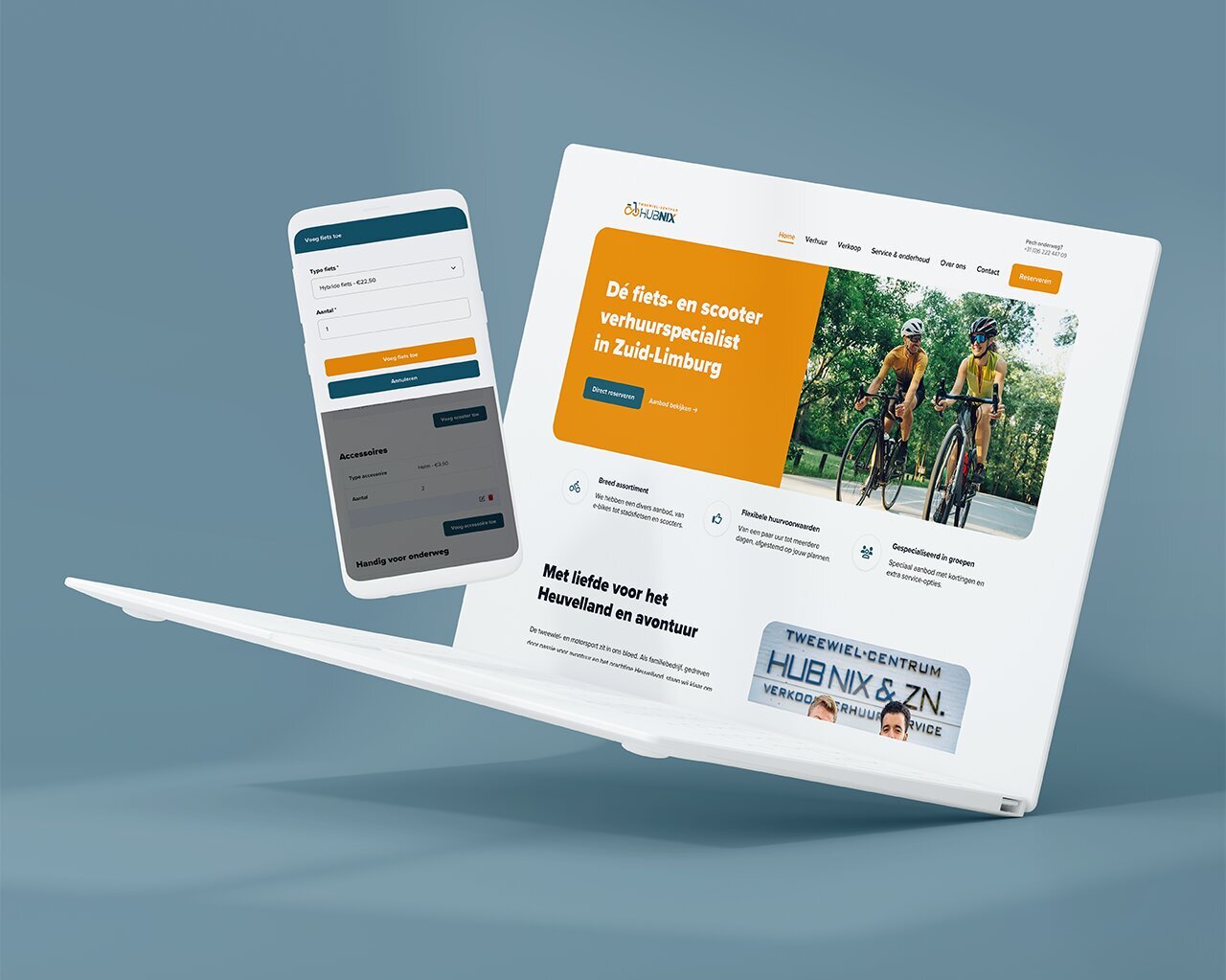 De laptop en smartphone tonen de levendige fietswebsite van Tweewiel-Centrum, met opvallende oranje accenten tegen een rustgevende blauwe achtergrond.