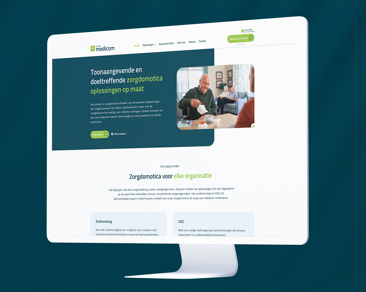 Op een computerscherm wordt de website van De Heer Medicom over gezondheidszorgtechnologie weergegeven met een blauwgroene achtergrond.