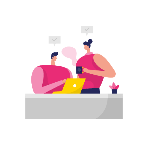 Twee mensen aan een bureau met een laptop en koffiekopje, discussiëren over faq schema seo strategieën; een plantje staat op het bureau.