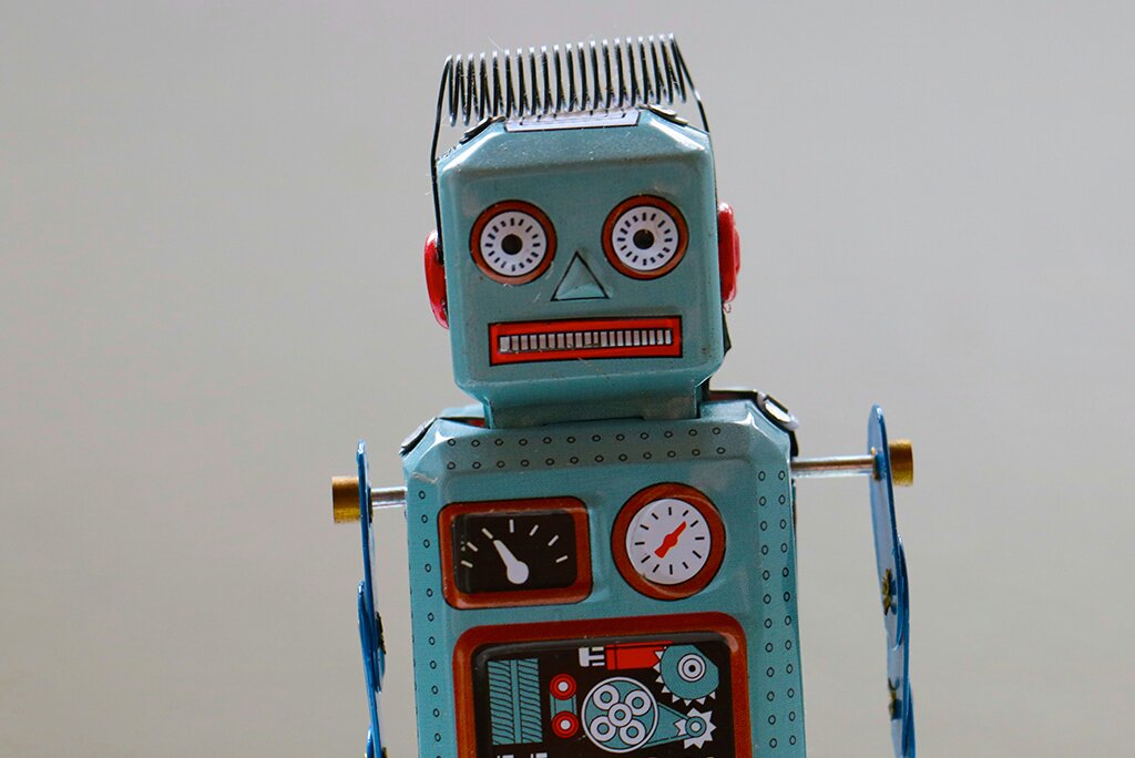 Een blauwe vintage speelgoedrobot met rode oren en een bezorgde uitdrukking op zijn gezicht, perfect om onderwerpen als seo voor ai-chatbots te illustreren.