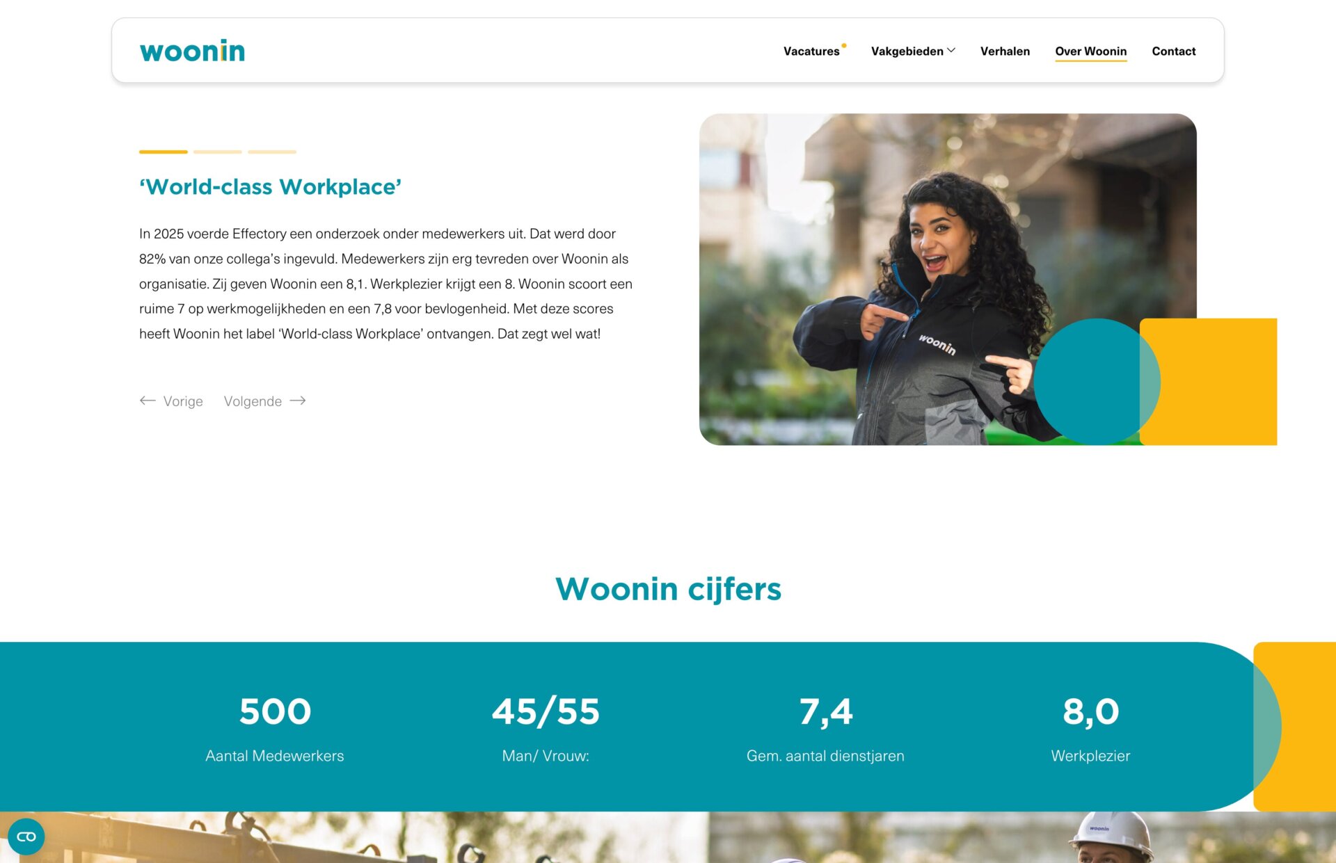 Een vrouw glimlacht en wijst naar haar Woonin-jasje; statistieken over werken bij Woonin worden onder haar op de webpagina getoond.