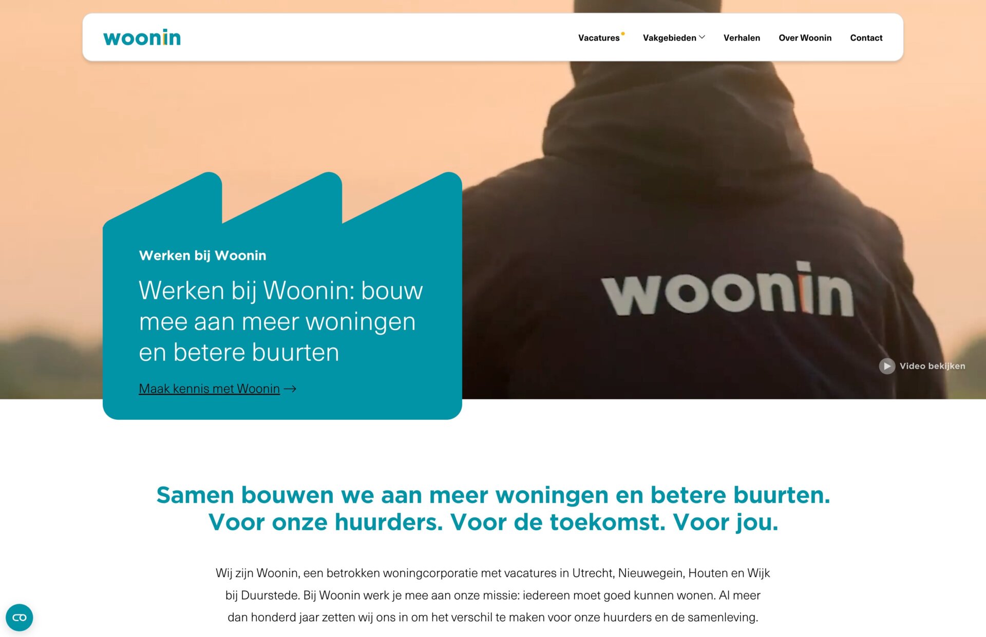 Persoon draagt een jas met "woonin" logo, staat buiten bij zonsondergang, tekst over Werken bij Woonin links afgebeeld.
