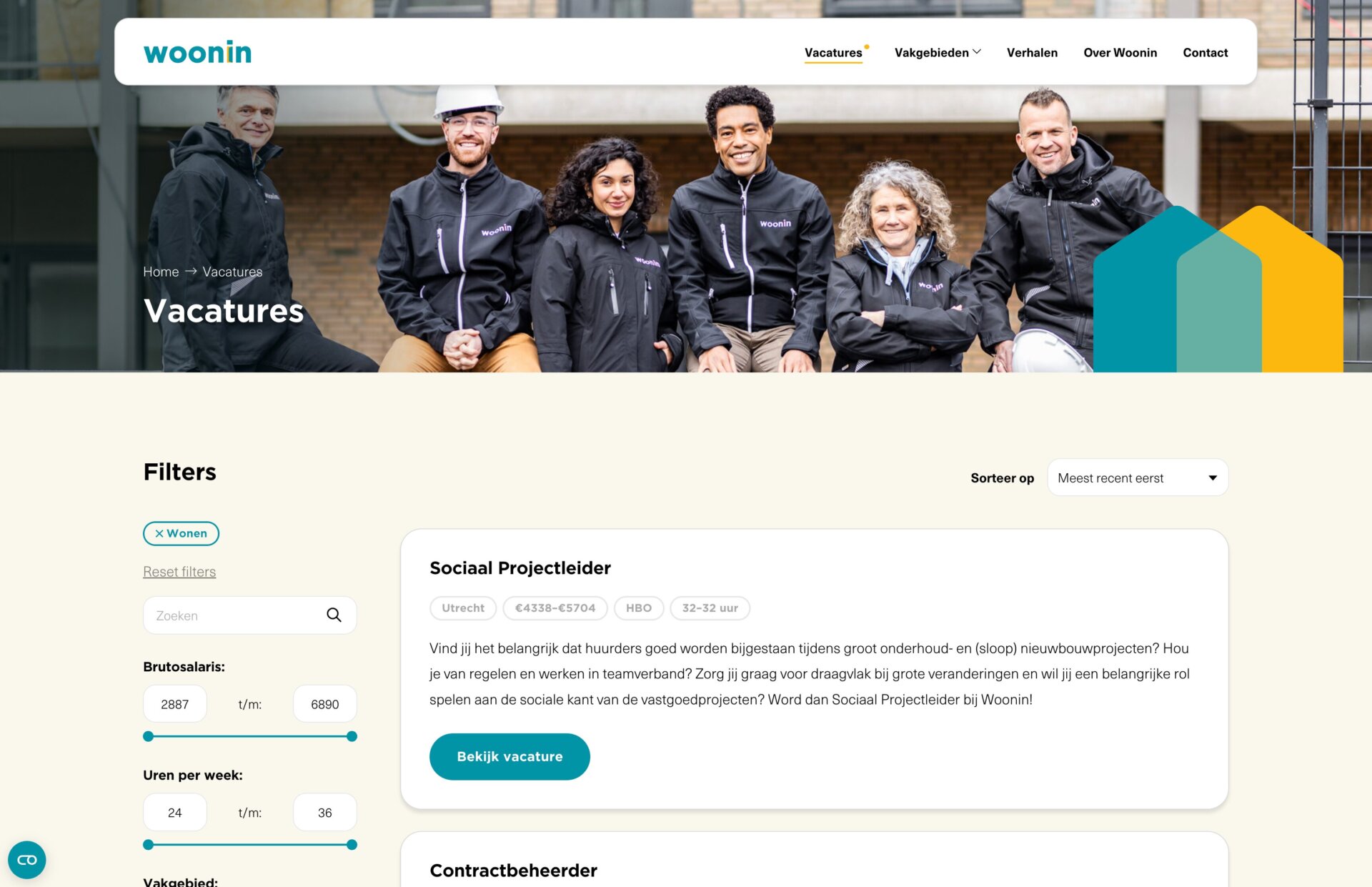 Vijf lachende mensen in zwarte jassen poseren samen buiten boven een Werken bij Woonin vacaturepagina met zoekfilters.