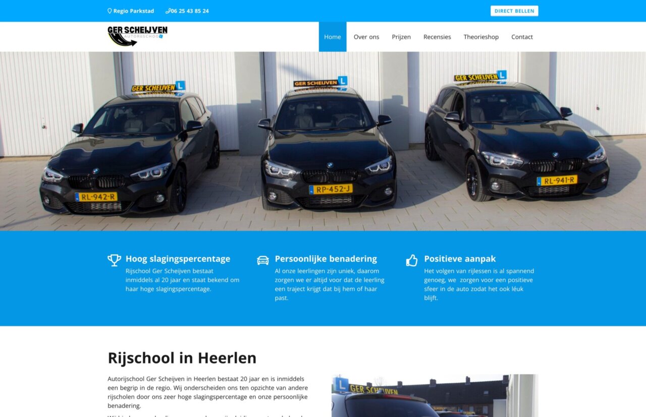 Drie zwarte BMW's met "Les"-borden geparkeerd voor een wit gebouw, website van de rijschool.