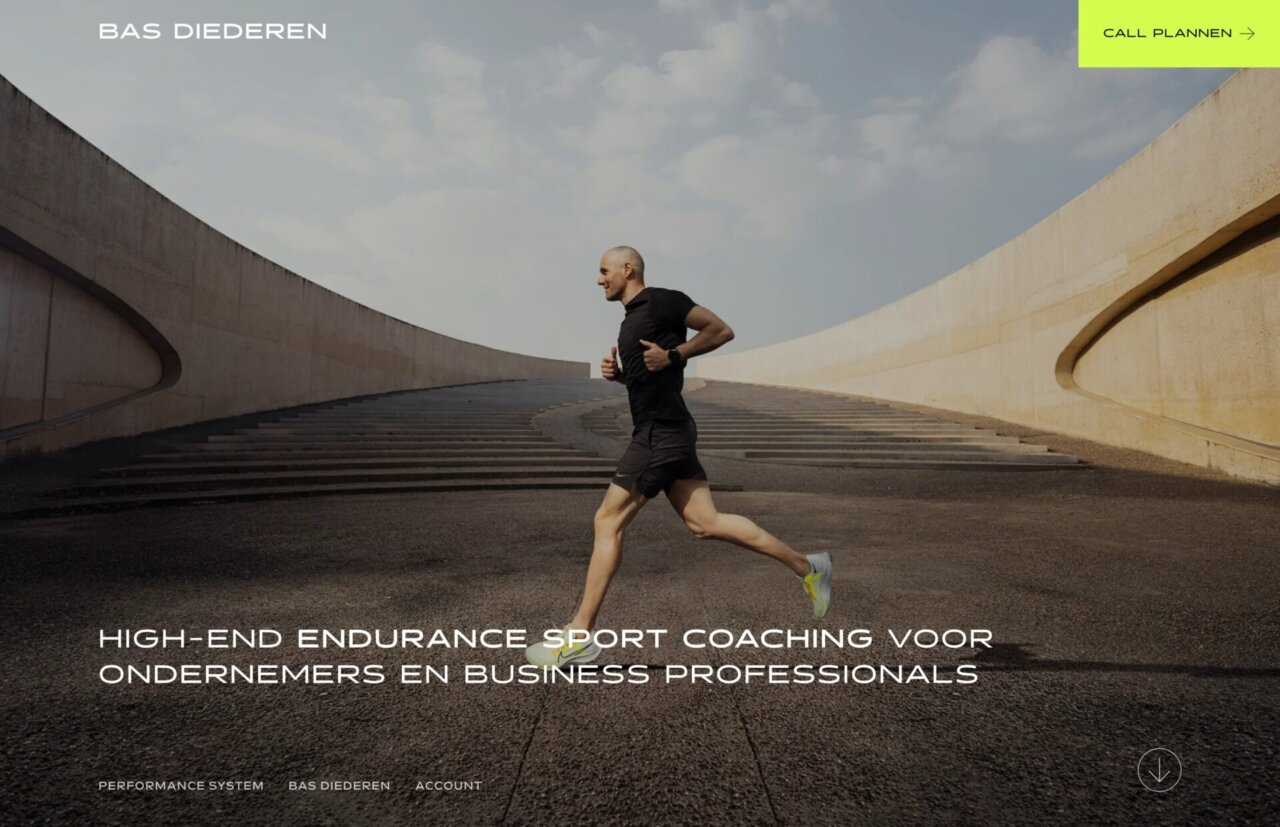 Een man in sportkleding rent over een gebogen, leeg betonnen pad onder een heldere hemel.