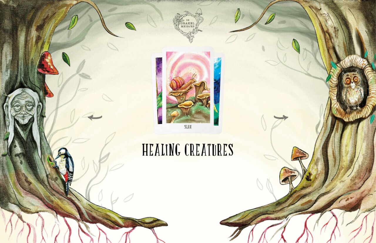 Een tarotkaart met het thema helende wezens, omlijst door geïllustreerde bomen, paddenstoelen en bosdieren.