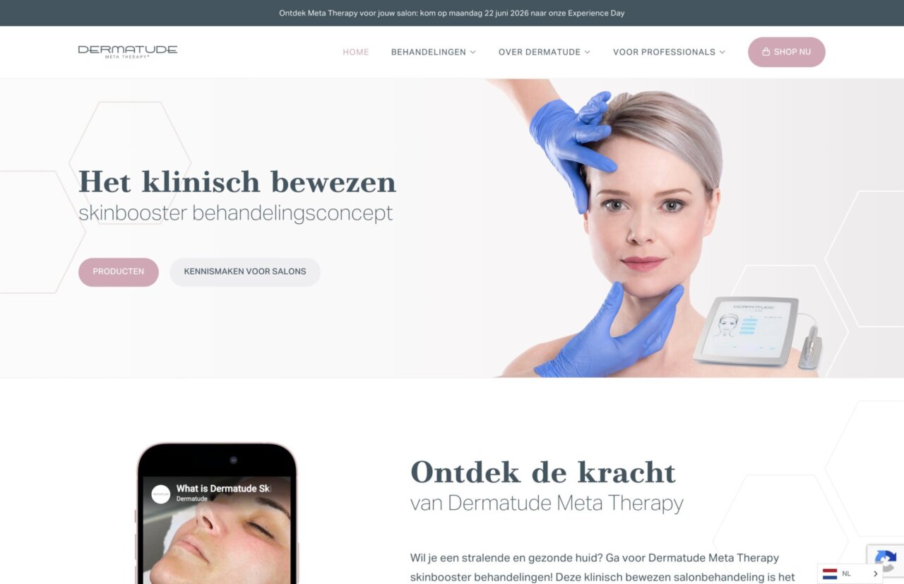 Een vrouw krijgt een gezichtsbehandeling van een huidspecialist met handschoenen aan in een medische kliniek.