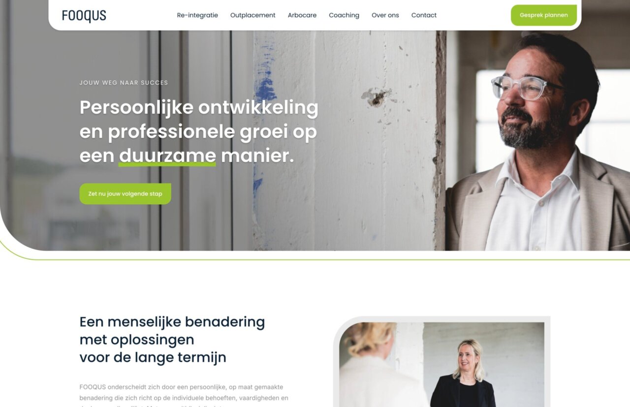 Een man in een blazer staat glimlachend bij een raam, naast een tekst over persoonlijke en professionele groei.