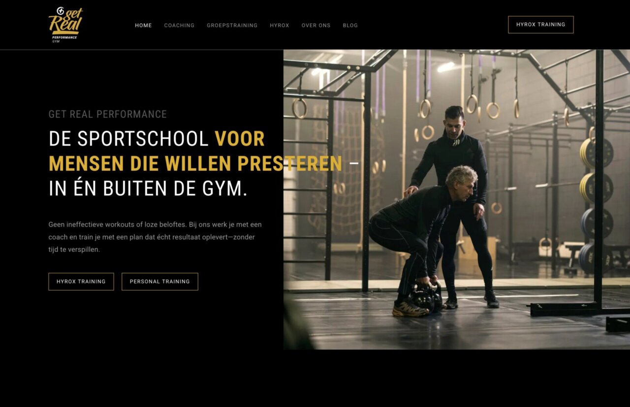 Een trainer begeleidt een vrouw bij het gewichtheffen in een sportschool in industriële stijl met fitnessapparatuur.