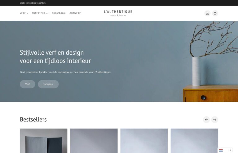 Startpagina van een website met een blauwe muur, een vaas op een houten tafel en tekst over stijlvol verven en interieurontwerp.