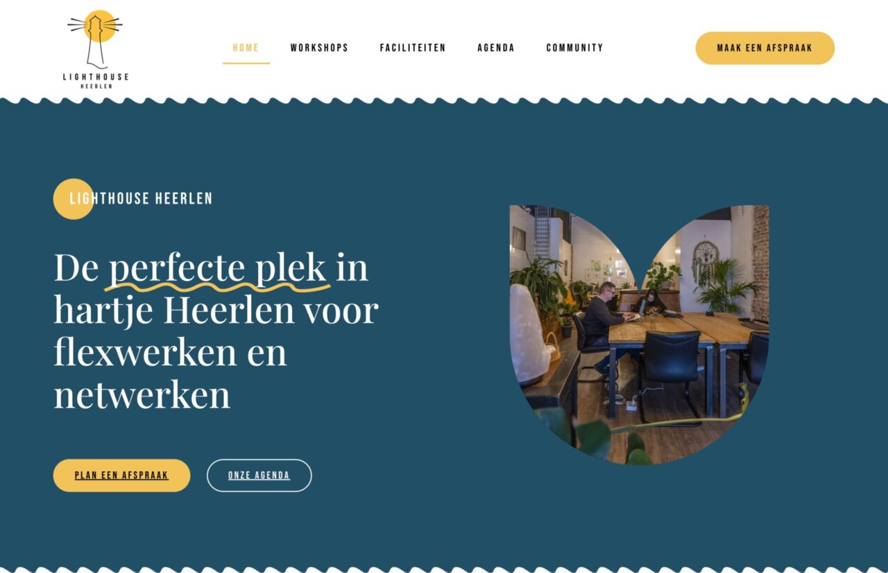 Mensen werken samen aan een tafel in een gezellige, met planten gevulde werkruimte.