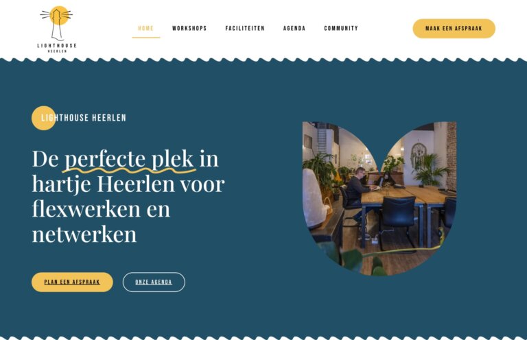Mensen werken samen aan een tafel in een gezellige, met planten gevulde werkruimte.