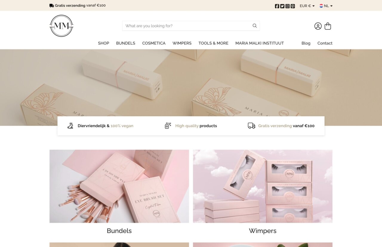 Een homepage van een cosmeticawebshop met roze verpakkingen, uitgelichte producten en een navigatiebalk bovenaan.