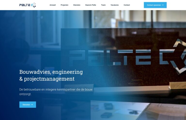 Kantoor met een Palte-logo op glas, blauwe overlay en Nederlandse tekst over bouwadvies en projectmanagement.