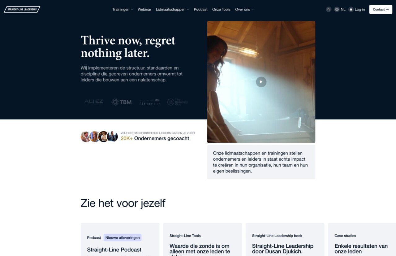 Een vrouw staat in een zonovergoten kamer met Nederlandse tekst over leiderschapstraining op de website.