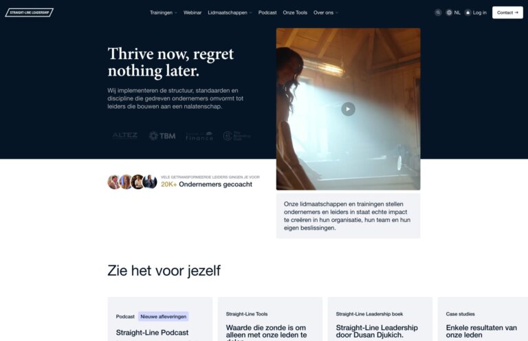 Een vrouw staat in een zonovergoten kamer met Nederlandse tekst over leiderschapstraining op de website.