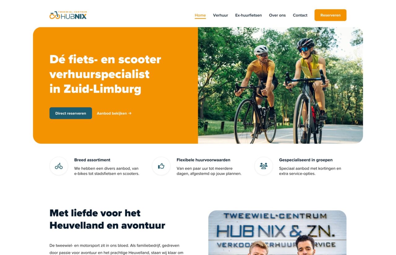 Twee fietsende mensen op een zonnige weg, uitgelicht op een fiets- en scooterverhuurwebsite in Zuid-Limburg.