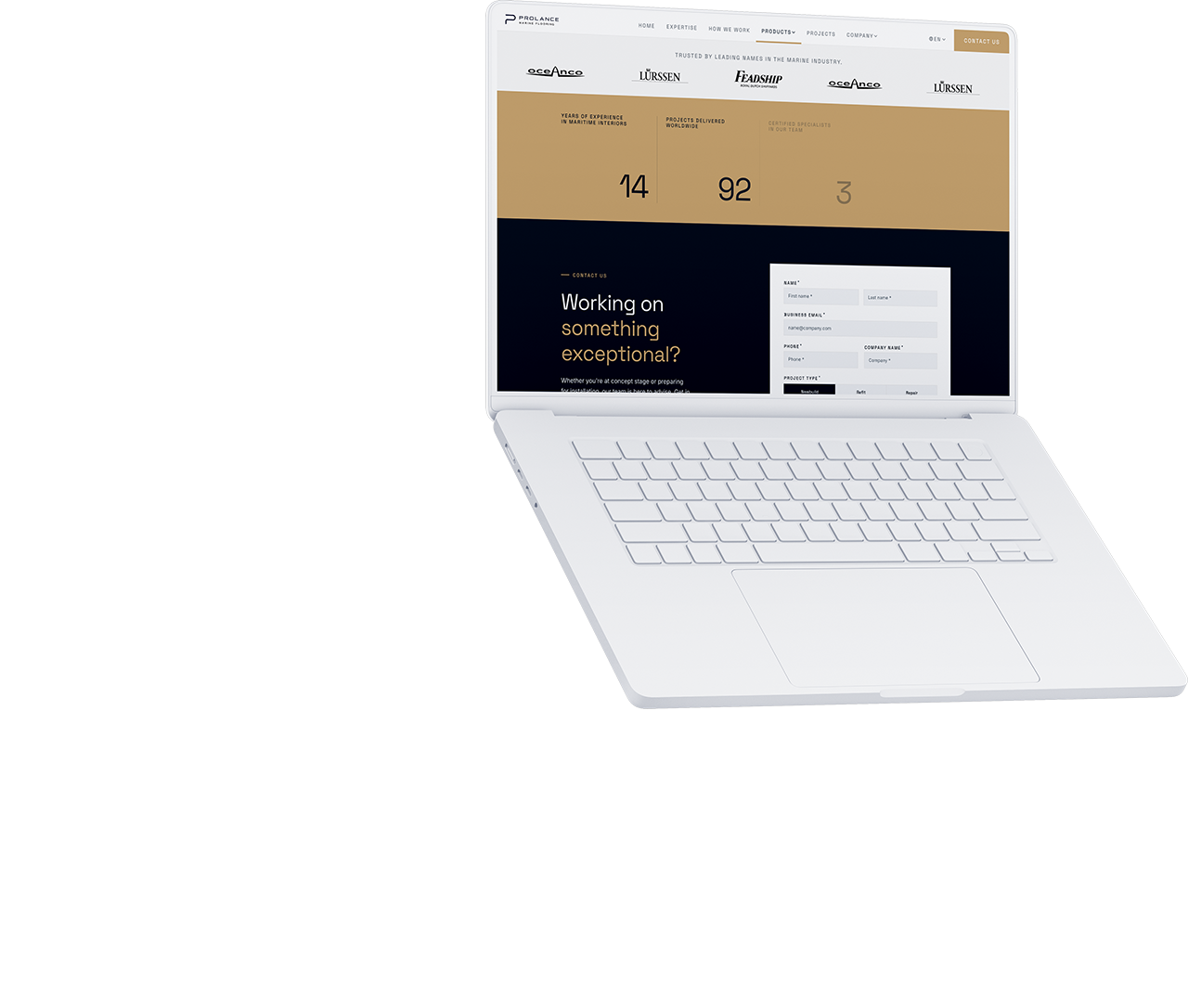 Een witte laptop waarop een website met een formulier en statistieken op het scherm te zien is, tegen een effen achtergrond.