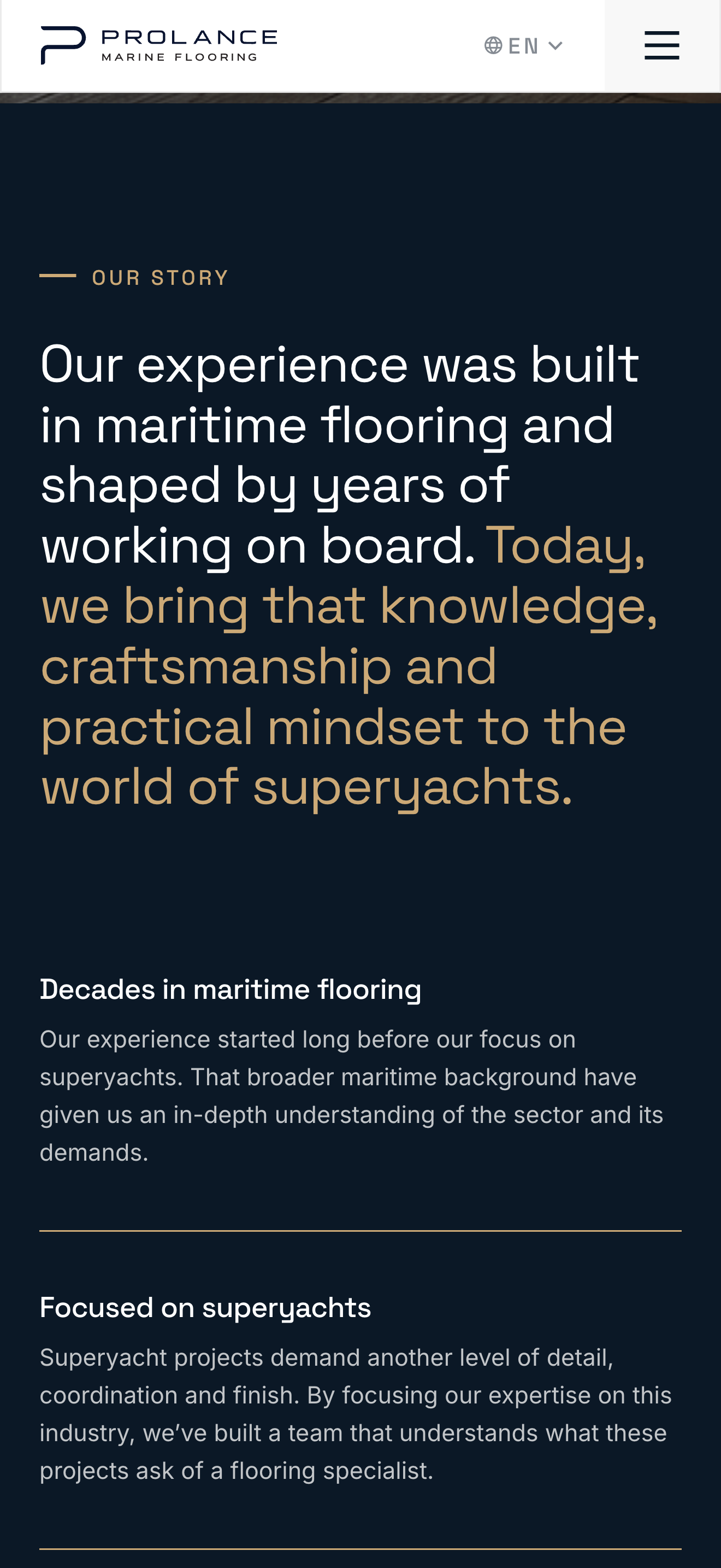 Een website met een donker thema over een bedrijf dat gespecialiseerd is in maritieme vloeren voor superjachten, met beschrijvende tekst.