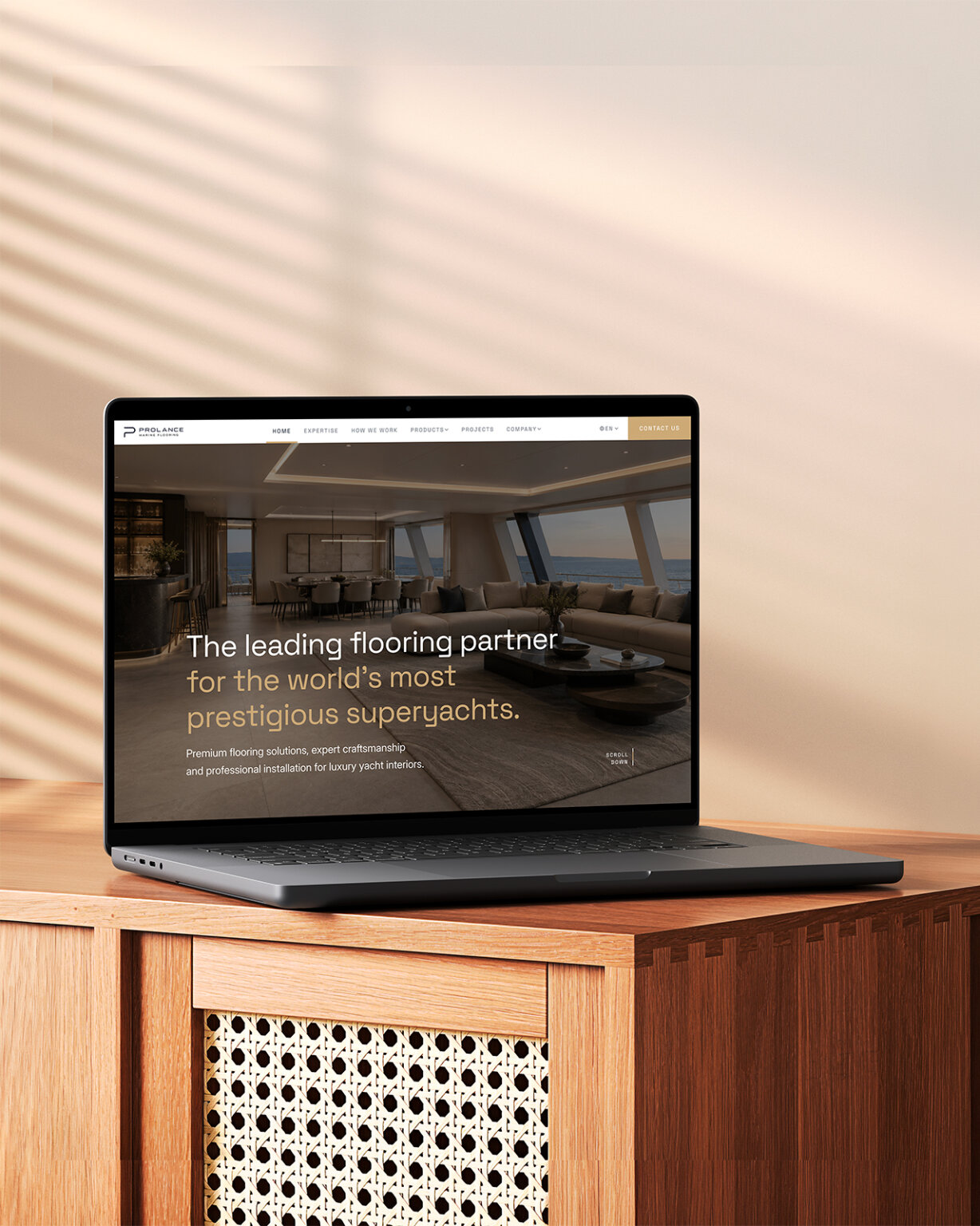 Op een laptop die op een houten kast staat, wordt een website getoond over vloeroplossingen voor superjachten.