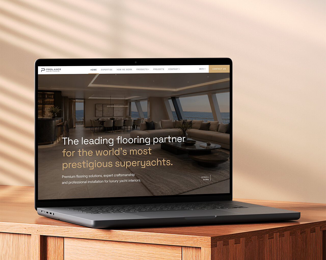 Op een laptop die op een houten kast staat, wordt een website getoond over vloeroplossingen voor superjachten.