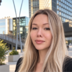 Portretfoto van een vrouw in een stedelijke omgeving, in verband met Smets Maritime Intelligence.