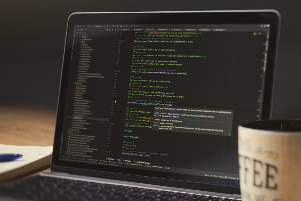 Een laptopscherm waarop PHP-beveiligingscode in een editor wordt weergegeven.